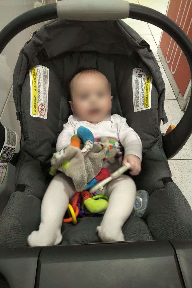 Bébé attend maman dans les toilettes de l'aéroport