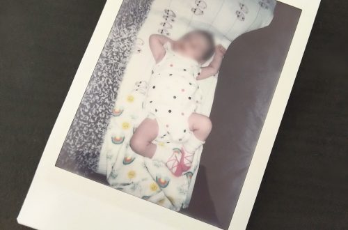 Bébé fait la sieste sur la canapé, photo polaroid