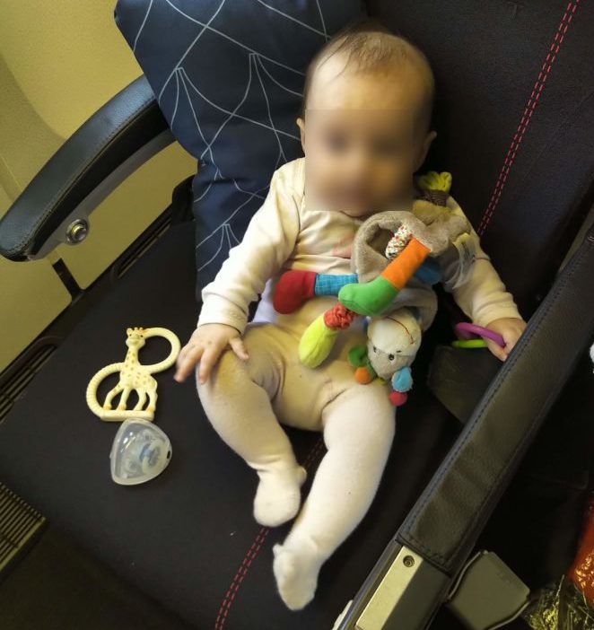 Bébé très sage en attendant le décollage