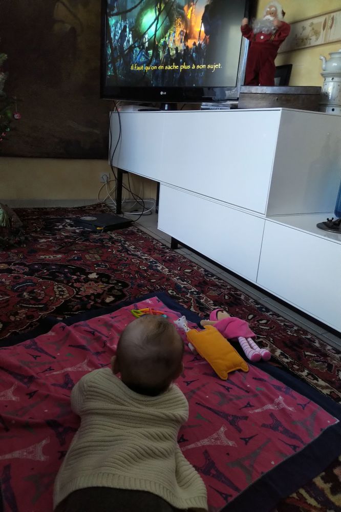 Bébé regarde la télé