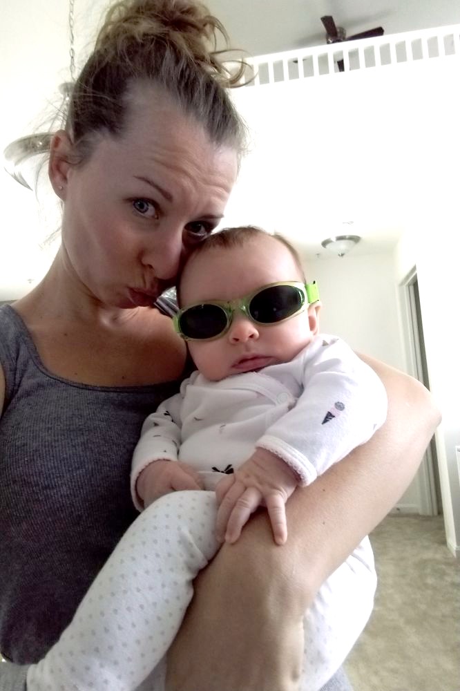 Bébé fait sa star avec ses lunettes de soleil