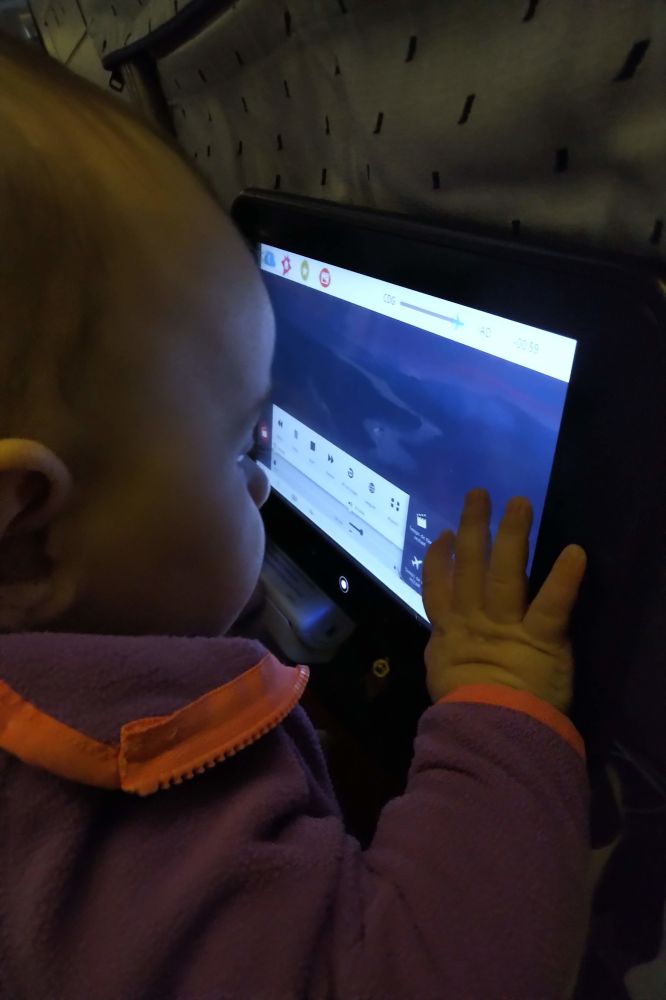 Bébé joue sur la tablette dans l'avion