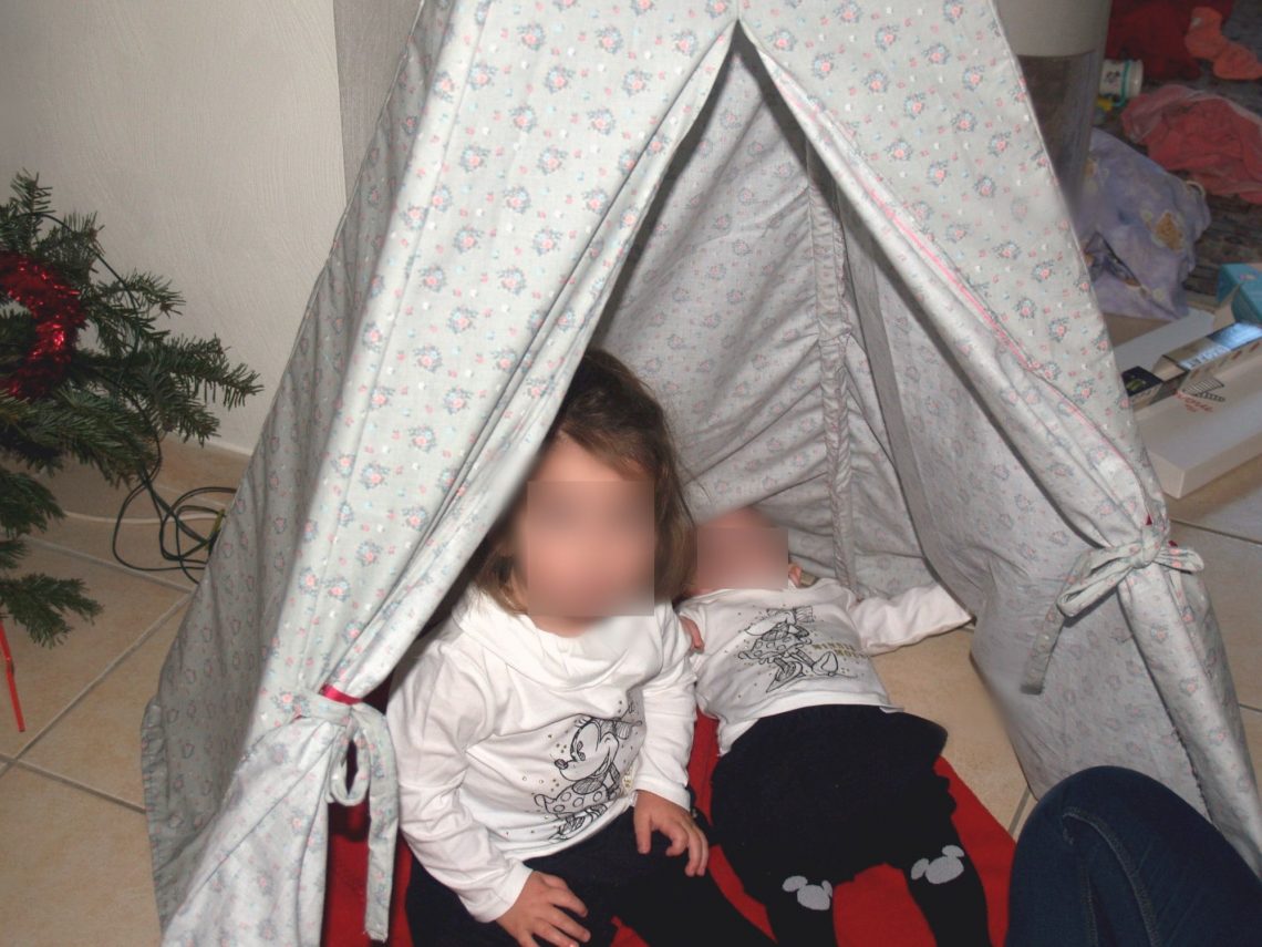 Clémence et bébé dans le tipi