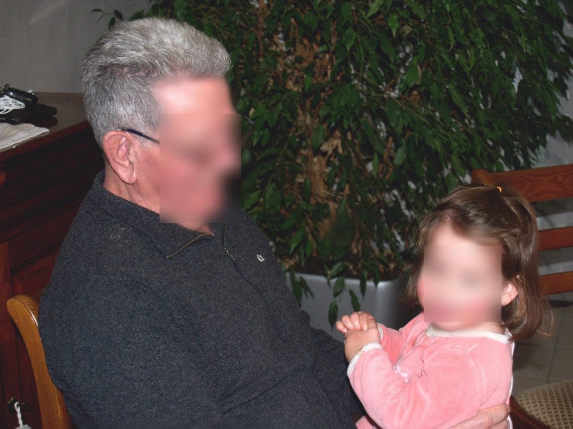 Clémence joue avec Grand-Papi