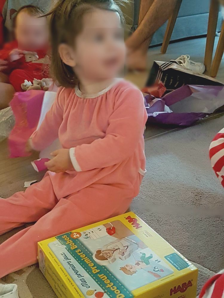 Clémence trop contente de ses cadeaux de noël