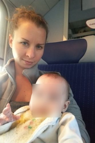Bébé prend le train