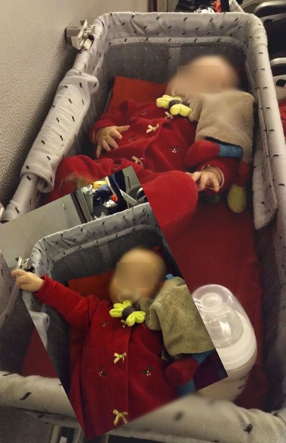 Bébé dans le bassinet de l'avion en pyjama de noël