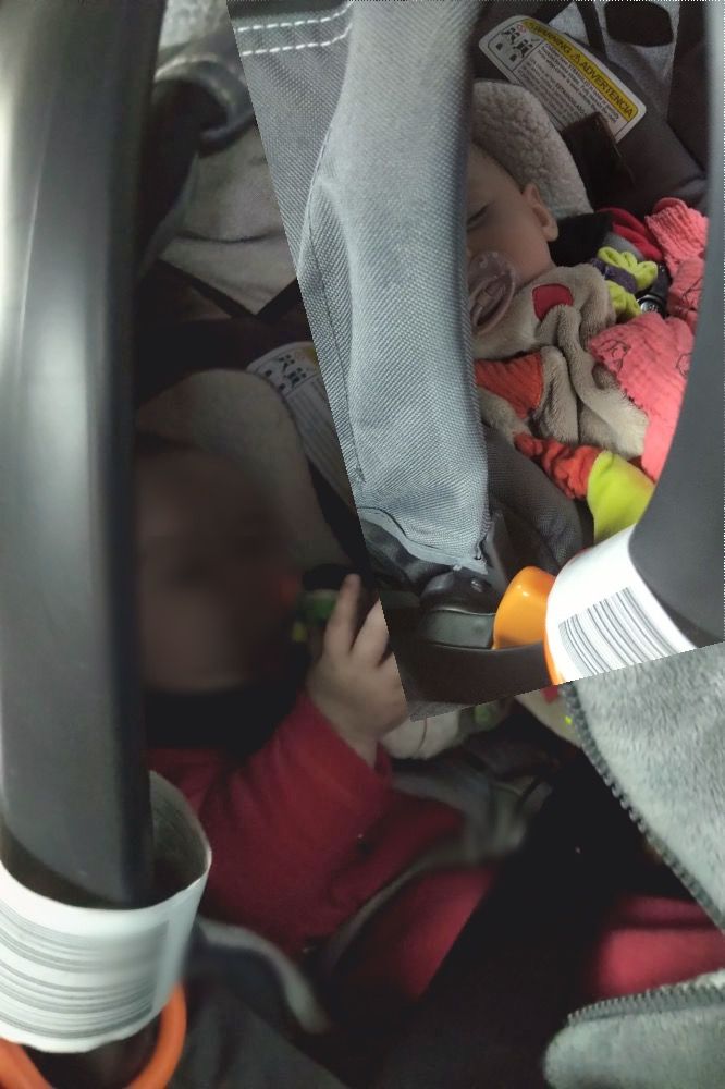 Bébé dort pendant le trajet en covoiturage