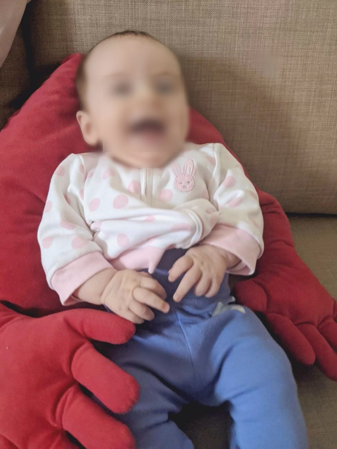 Bébé s'amuse et rigole