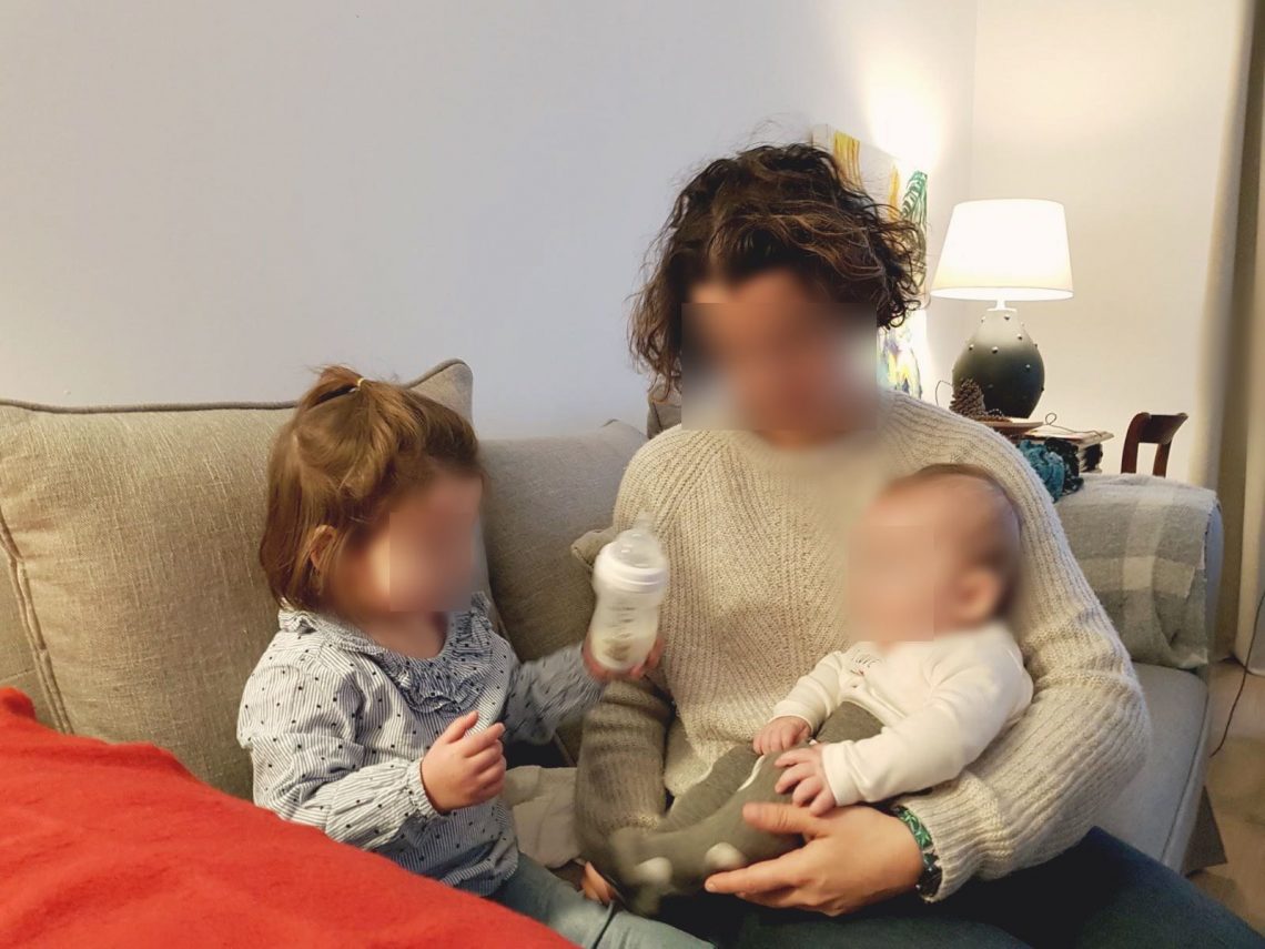 Clémence donne le biberon à bébé