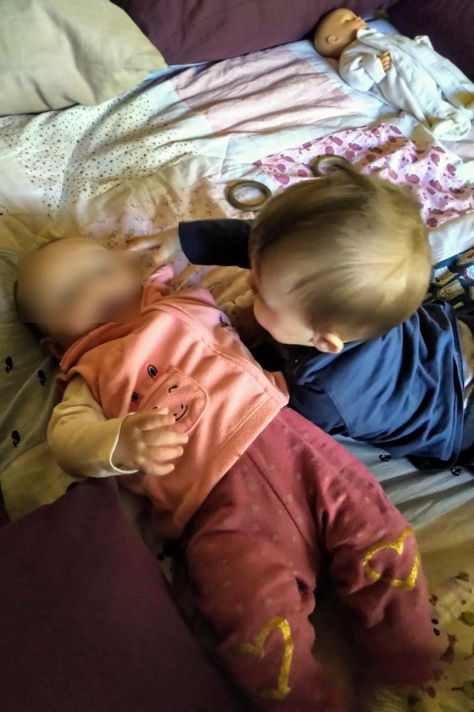 Cousin Jules embête bébé