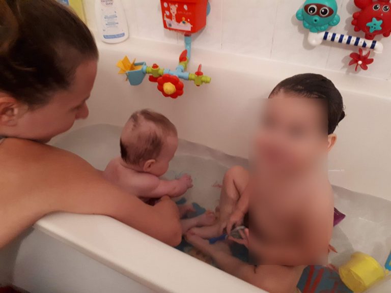 Clémence et bébé dans le bain