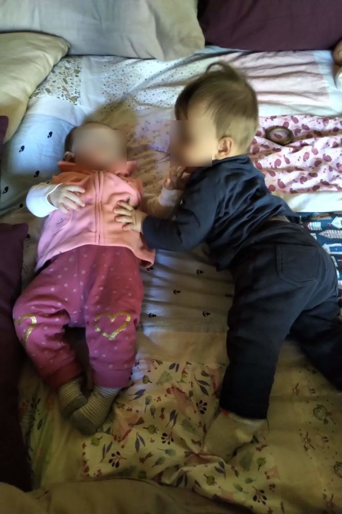 Bébé joue avec Jules