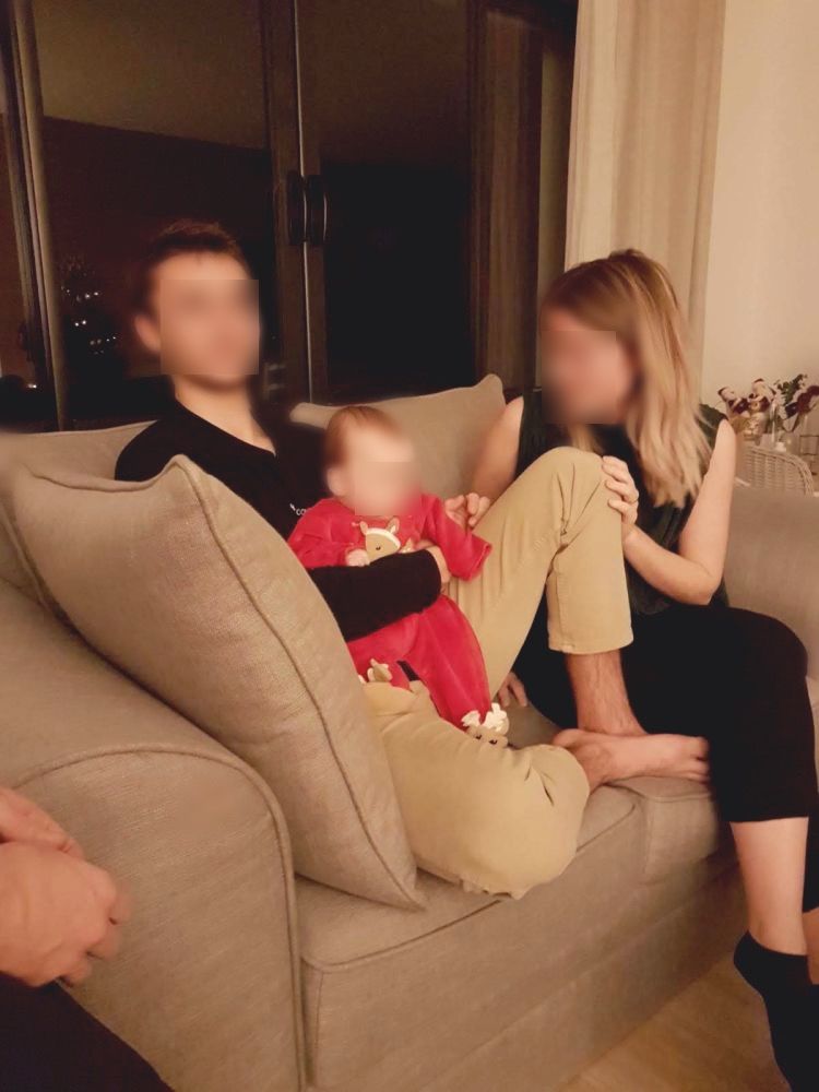 Bébé dans les bras de tonton Antoine