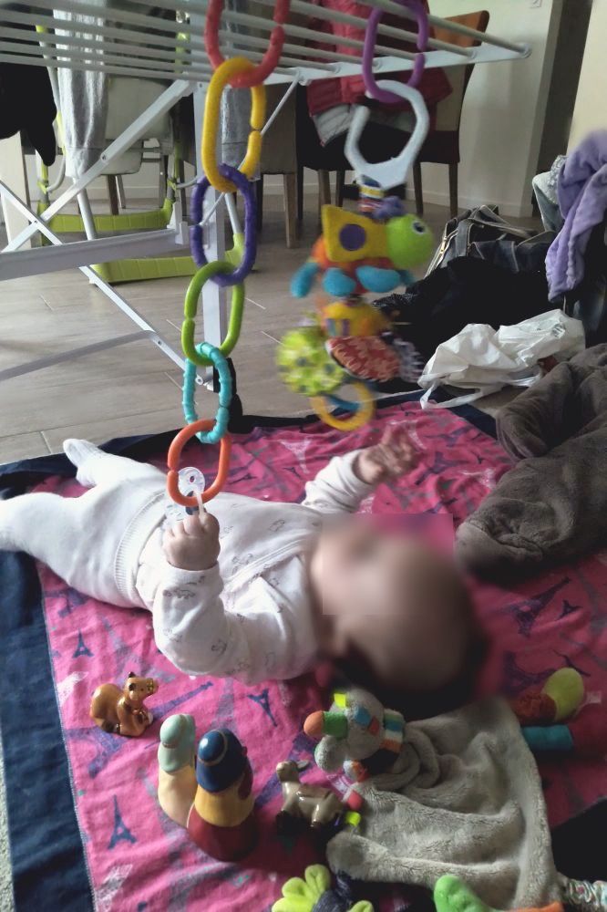 Bébé joue dans le salon