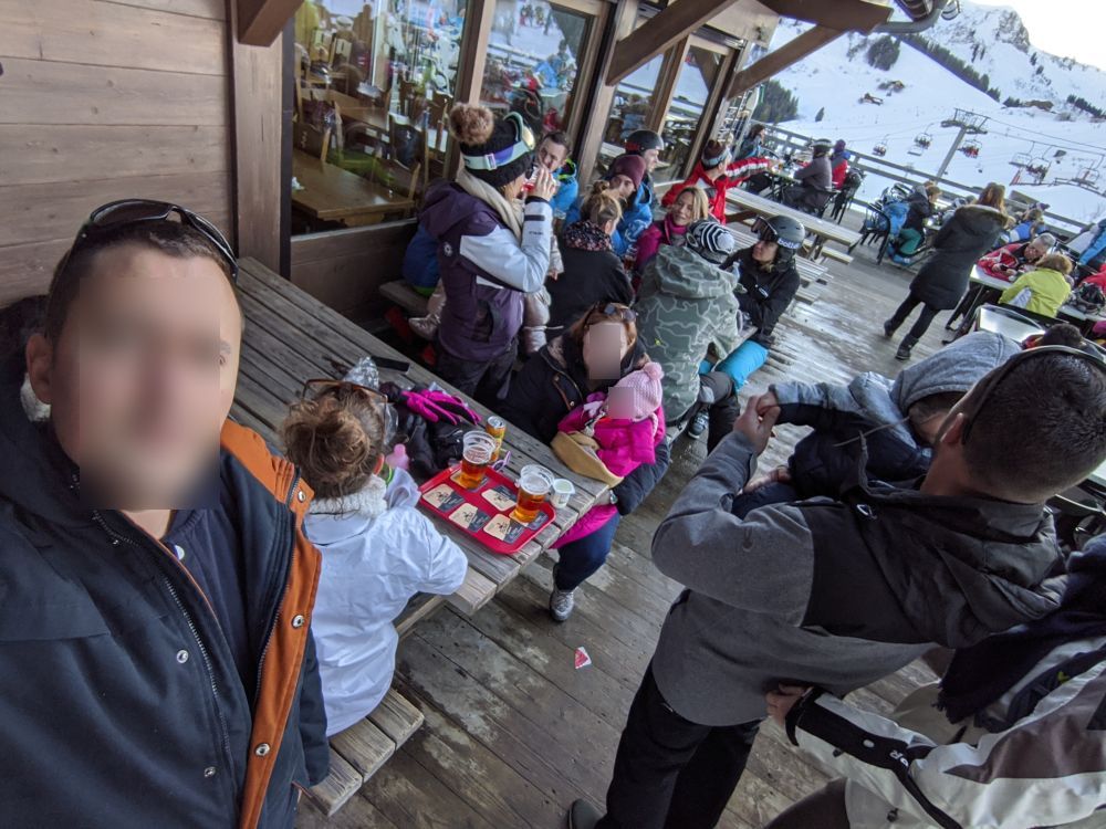 Famille réunie en haut des pistes