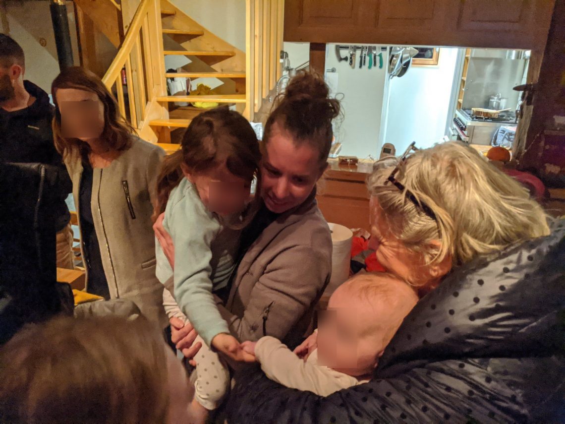 Manon est tellement heureuse de rencontrer bébé