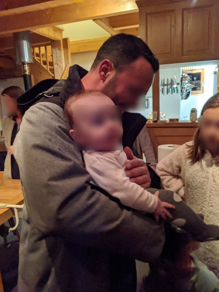 Premiers câlin avec tonton Amaury