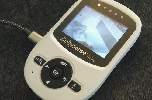 Maman surveille bébé pendant la sieste grace à la caméra