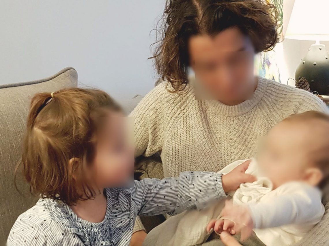 Clémence nettoie le visage de bébé