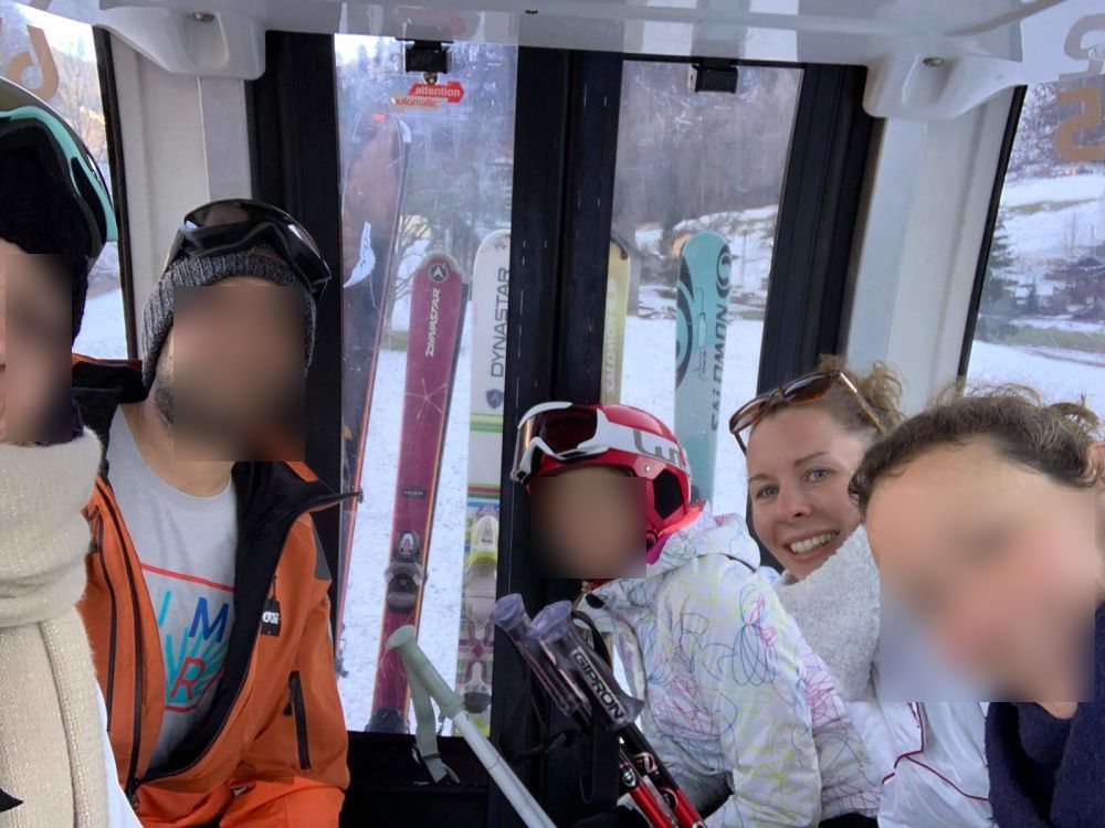 Les parents ont laissé les enfants pour aller skier