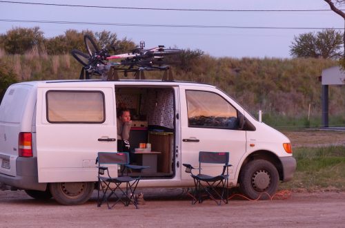 Maman dans Guilhi admire le coucher de soleil