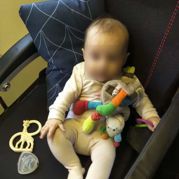 bébé prend l'avion pour rentrer en amérique