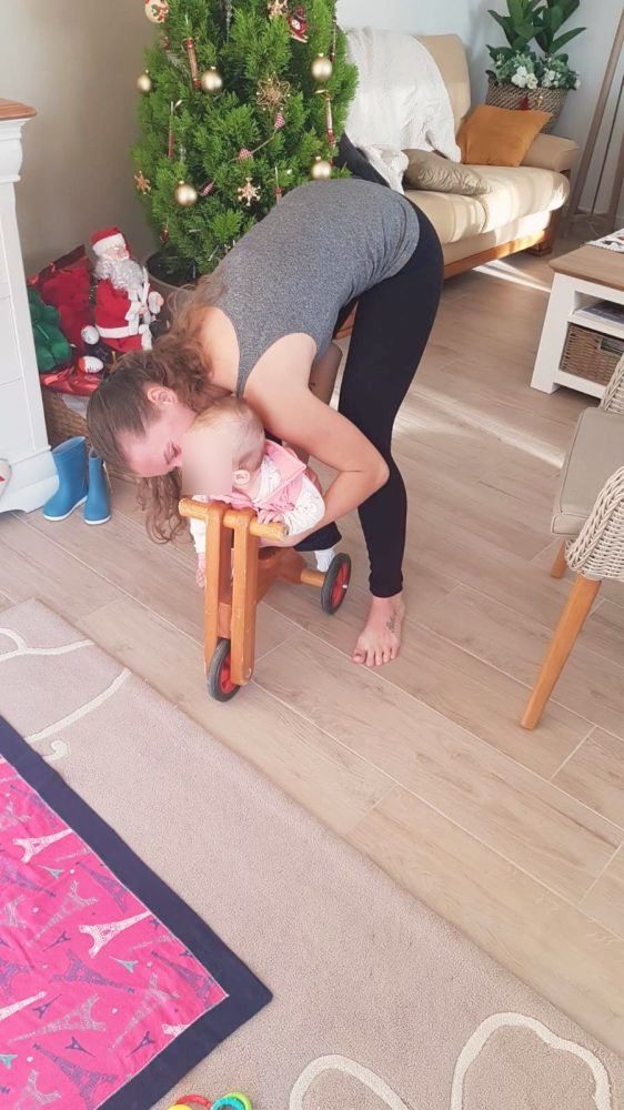 Bébé fait du vélo