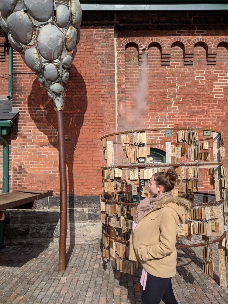 Balade en porte bébé dans l'ancienne distillerie