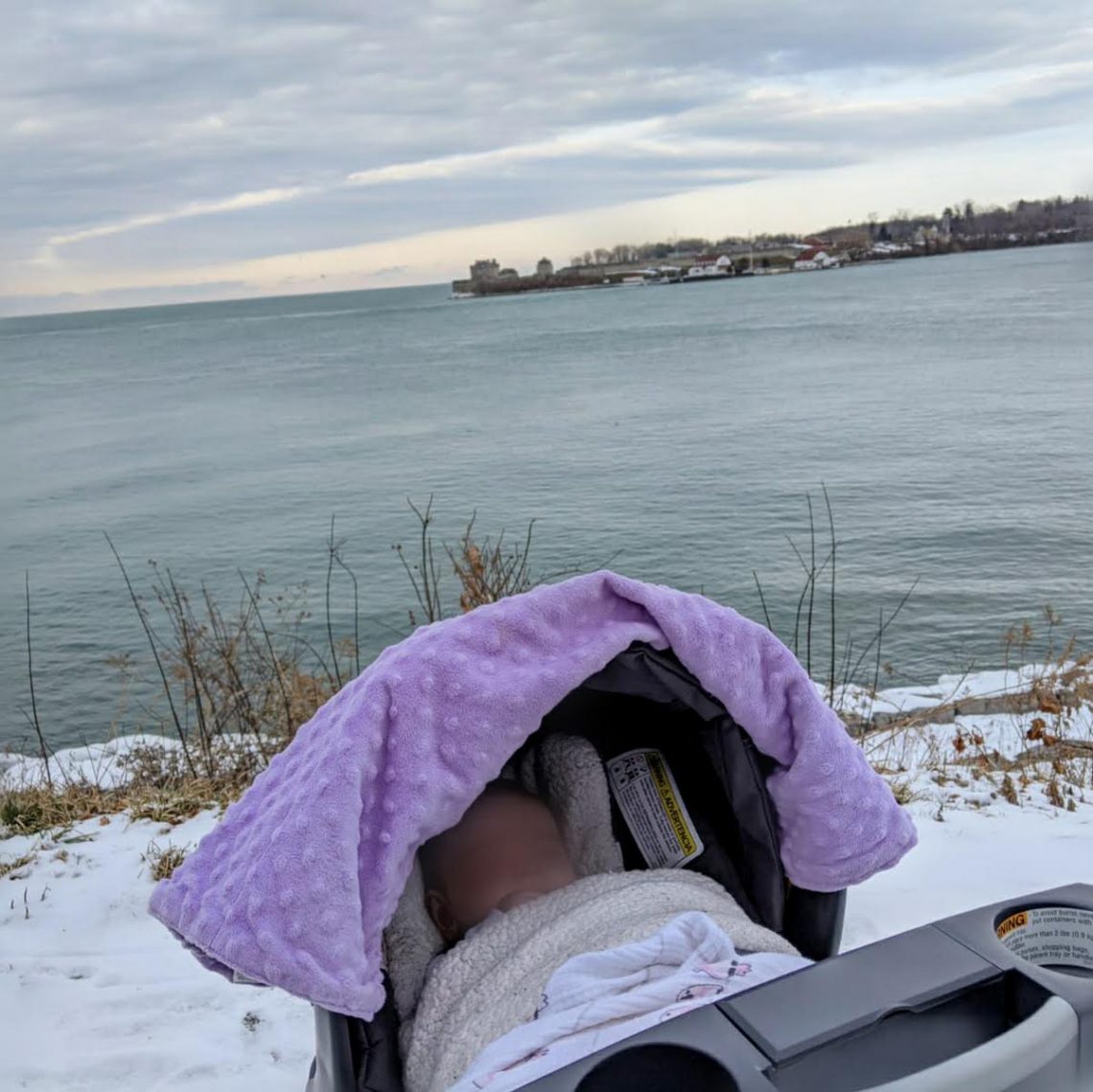 Bébé au bord de l'eau, un peu froid