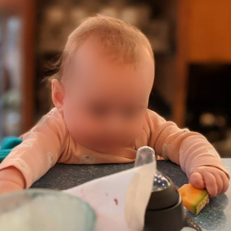 Bébé adore être à table