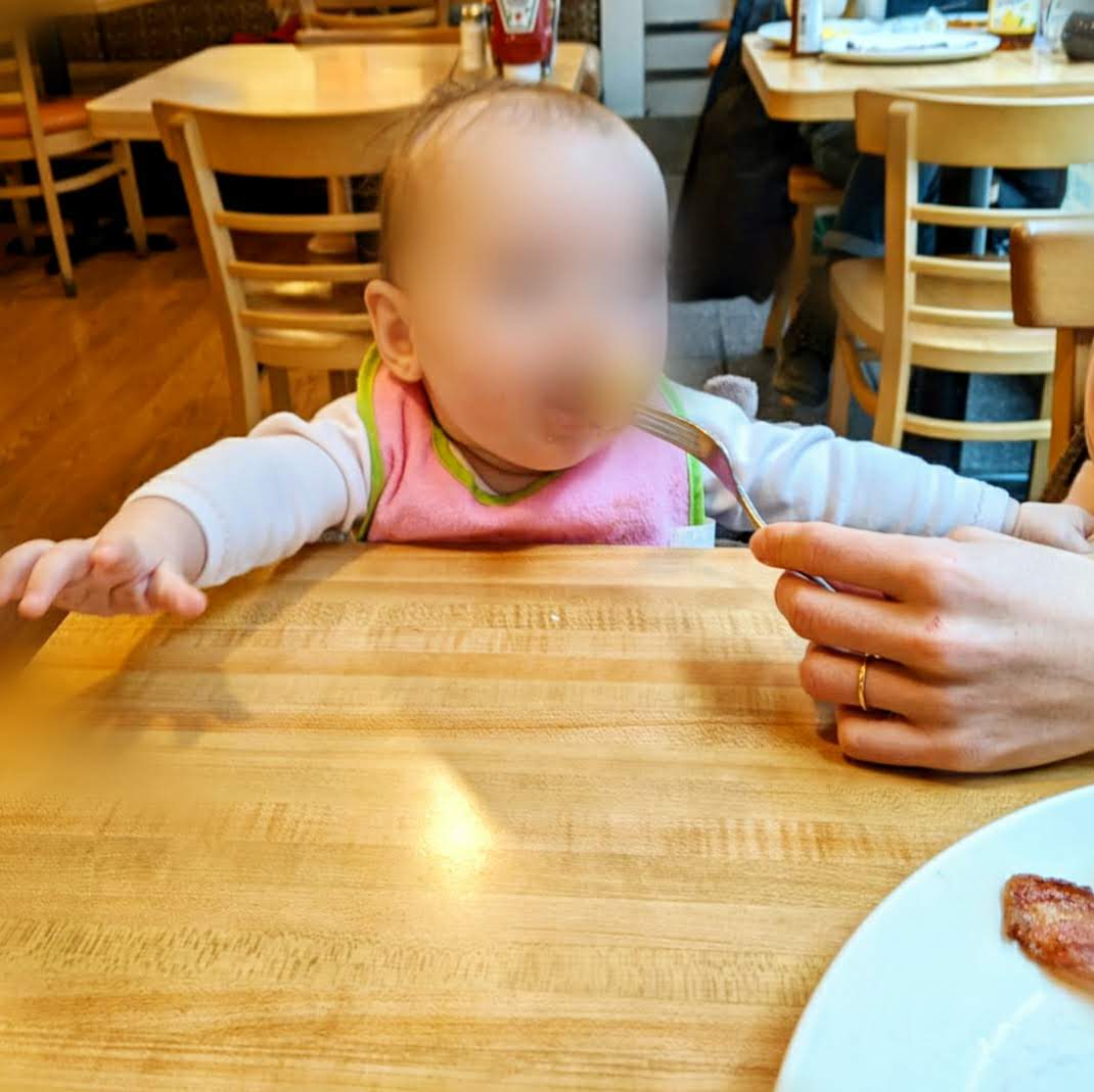 Bébé dévore comme une grande