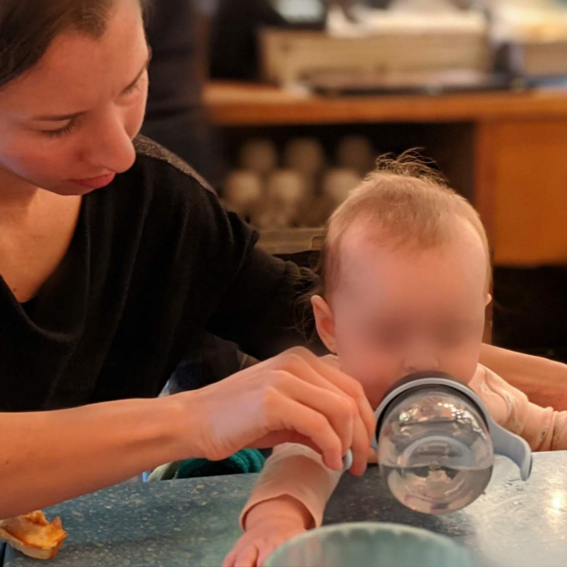 Bébé à table avec les parents