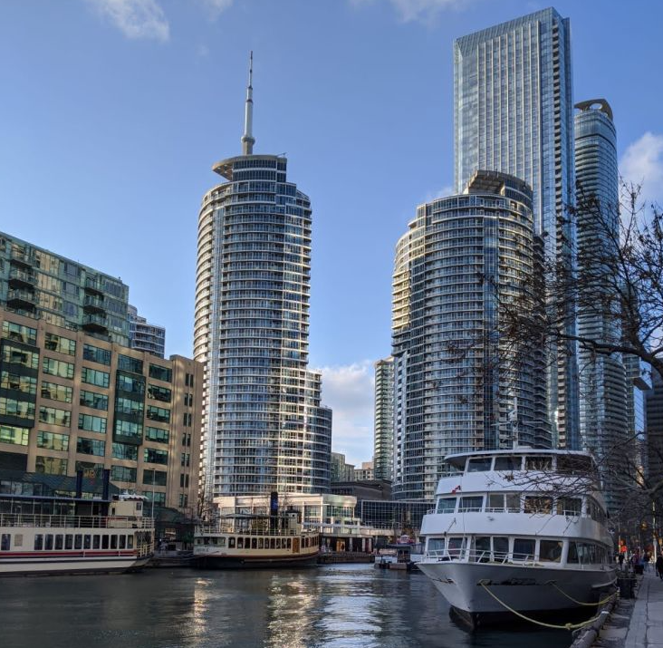 Les Grattes-Ciels et les Vieux Bateaux