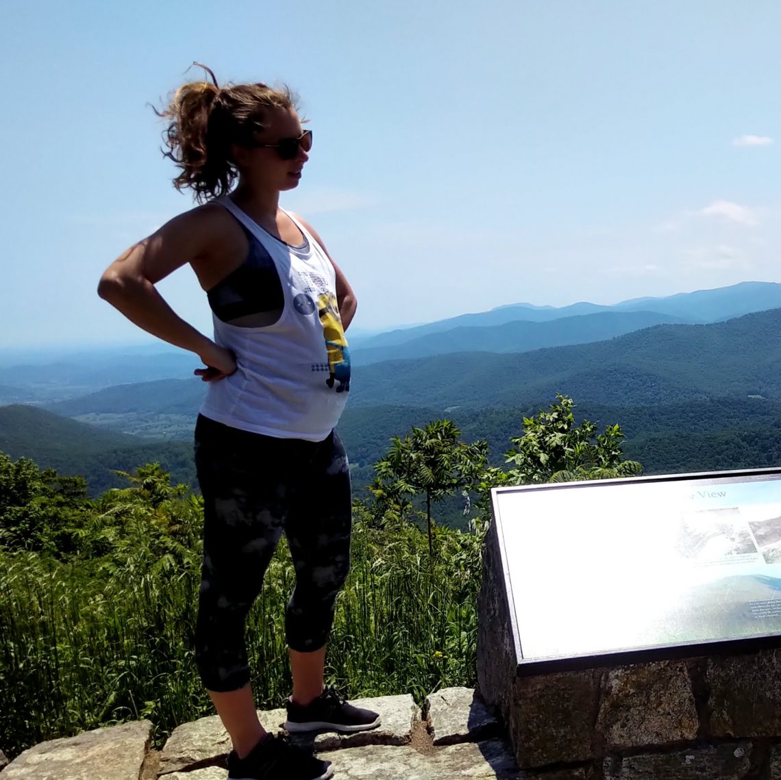 Maman en randonnée enceinte