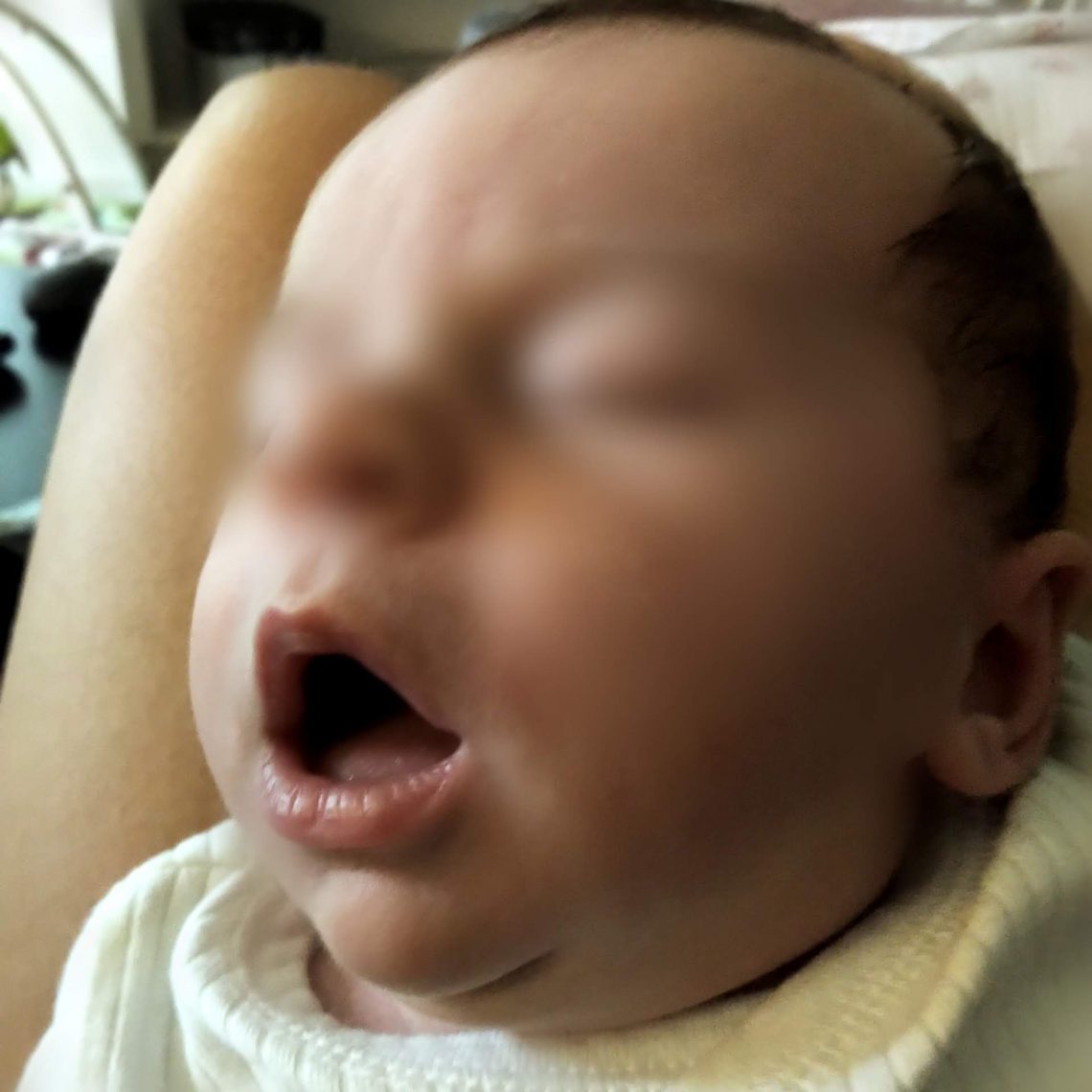 Bébé dort sur les genoux de maman