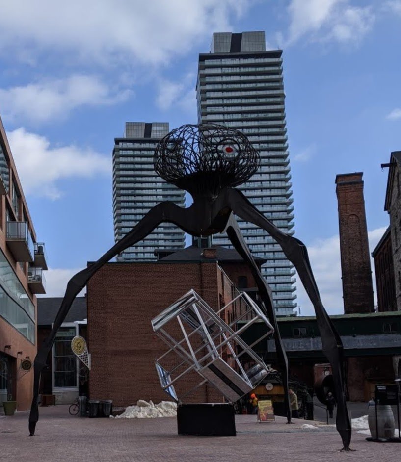 Des statues d'art moderne