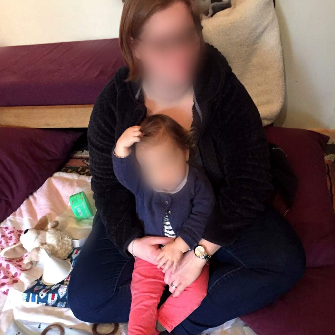 Tata Lucie fait un câlin à Alice