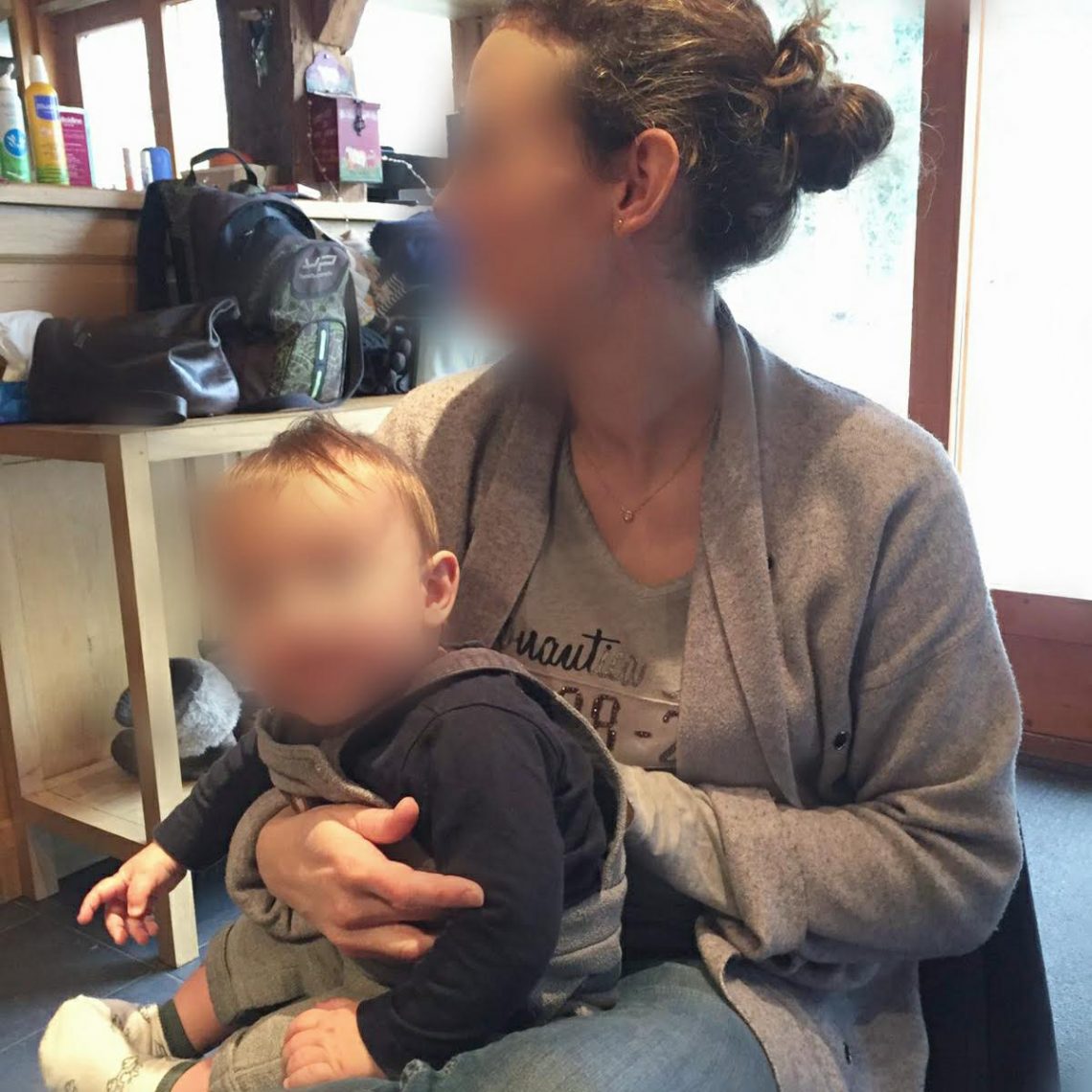 Tata Séverine fait un câlin à Jules