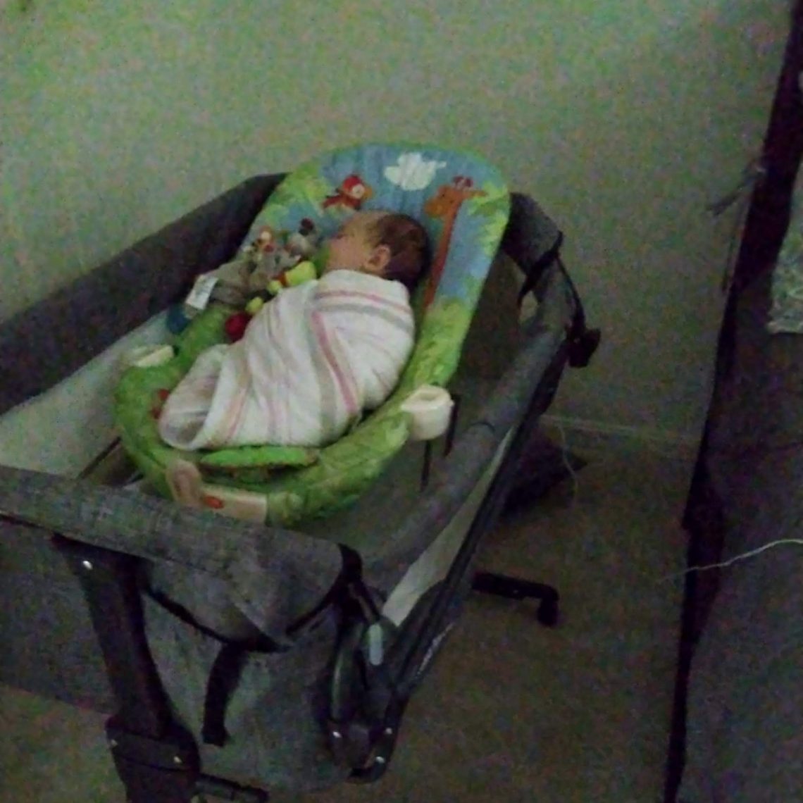 Bébé dort dans le bouncer