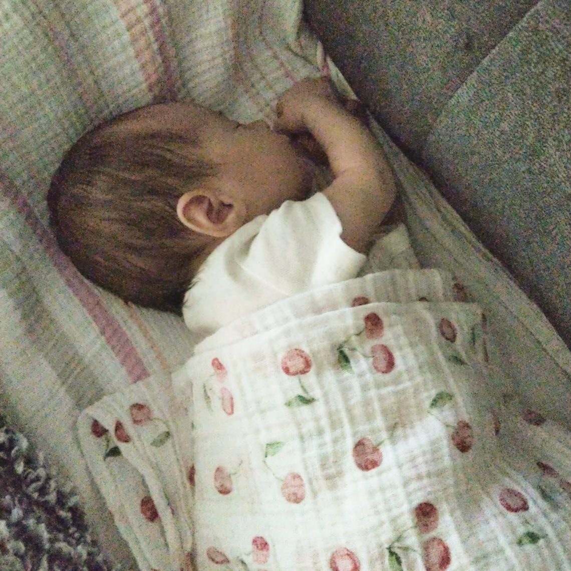 Bébé dort sur le canapé