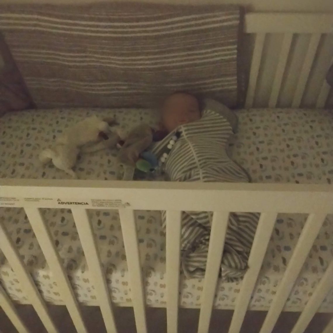 Louise dort dans son lit