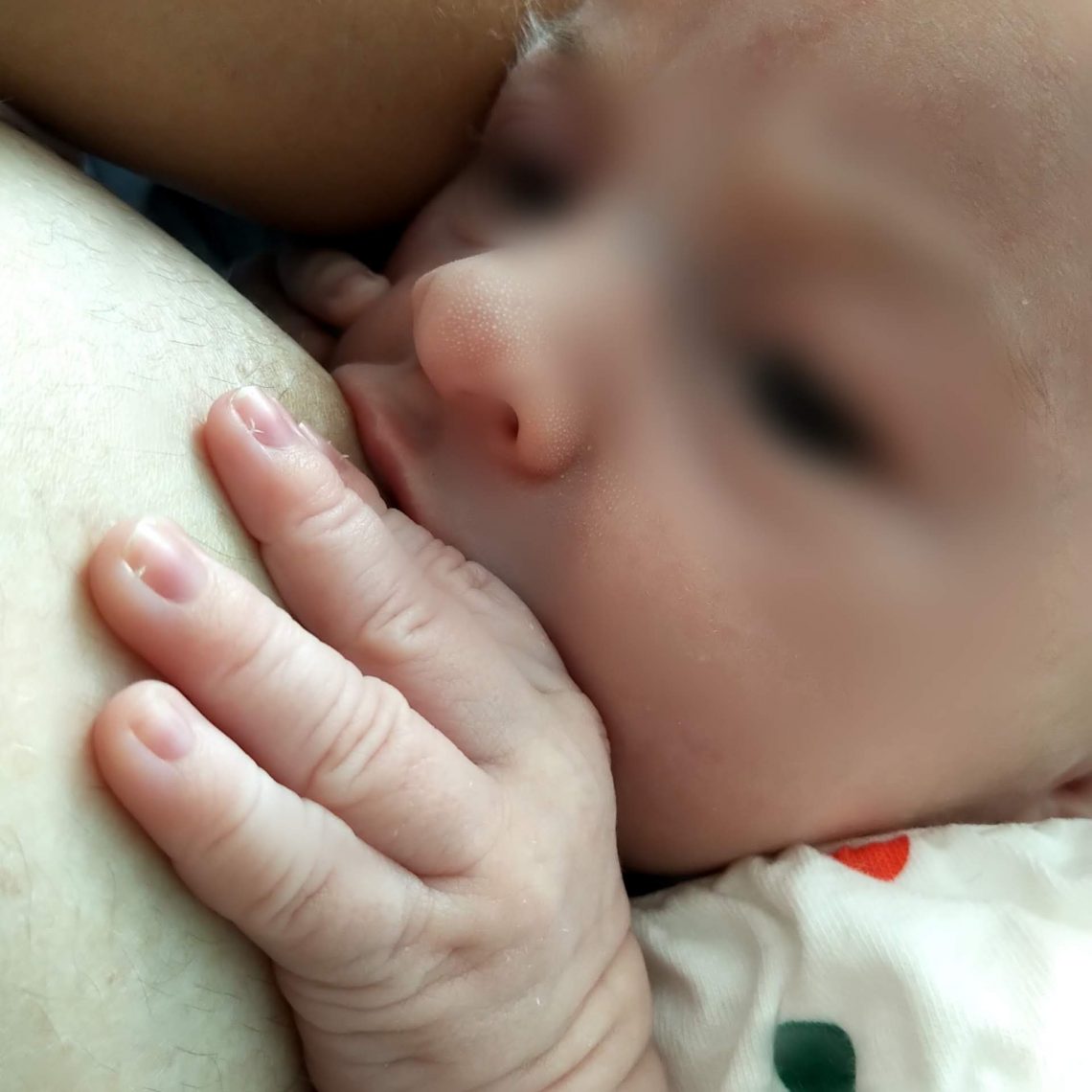 Bébé prend le sein