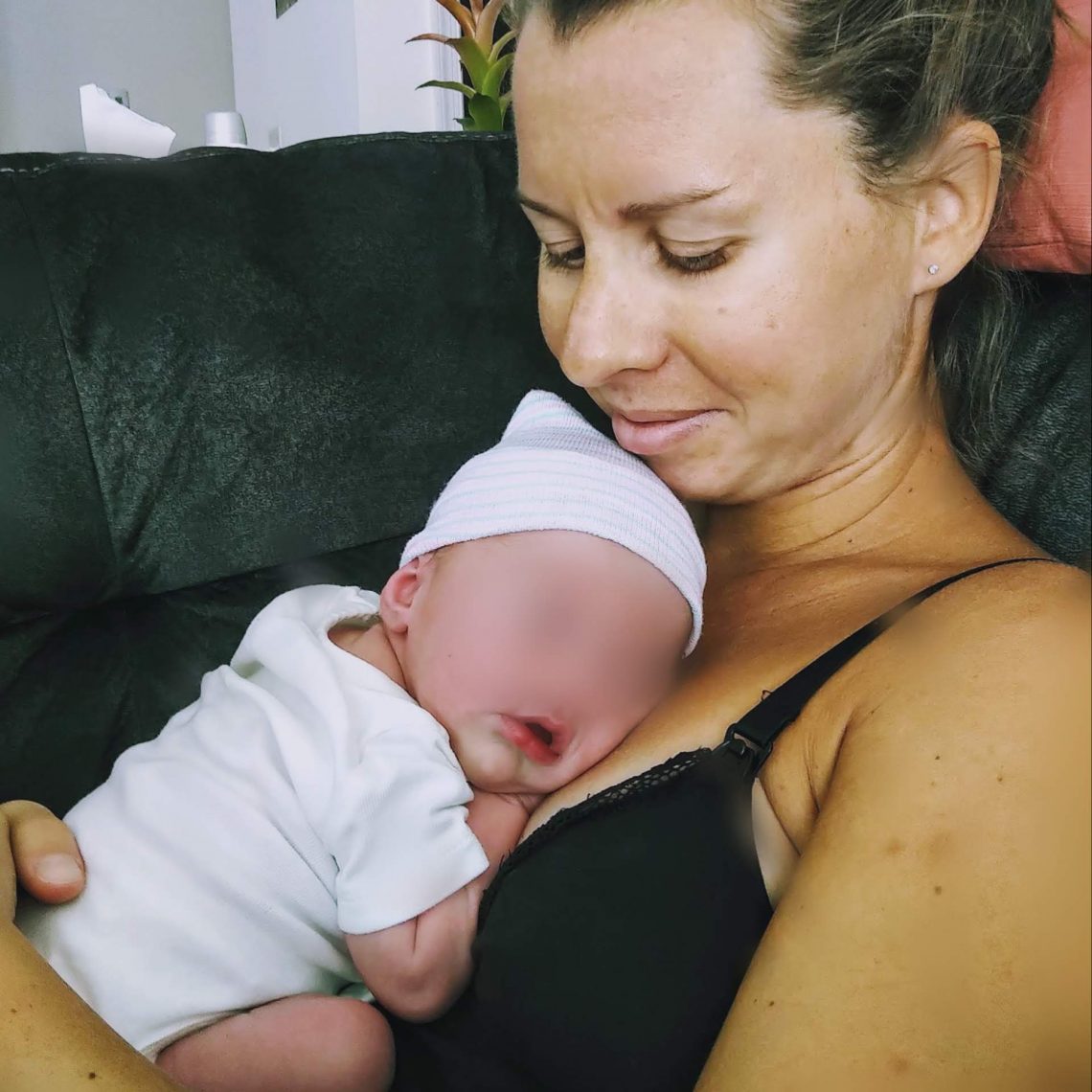 Bébé en peau à peau contre maman