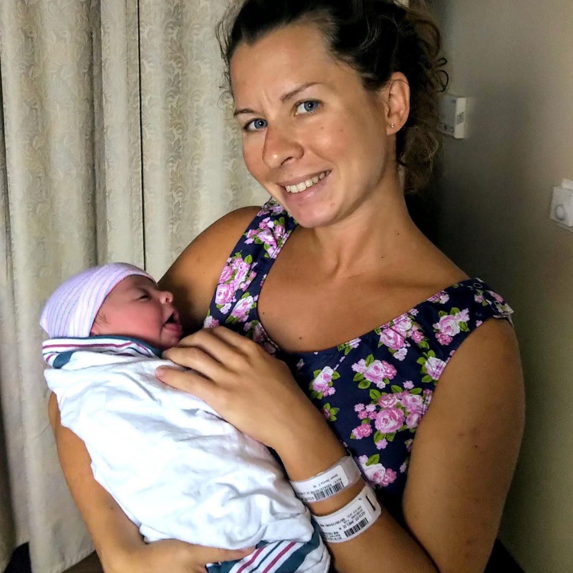 Maman porte bébé à la maternité