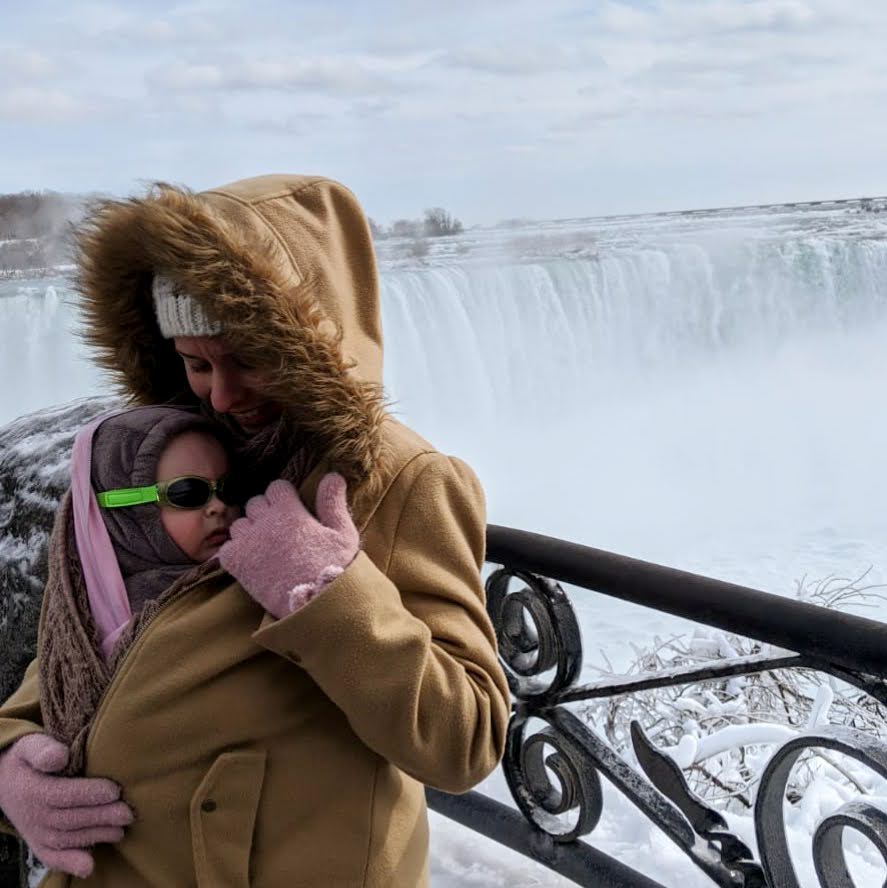 Bébé protégé du vent tout contre maman