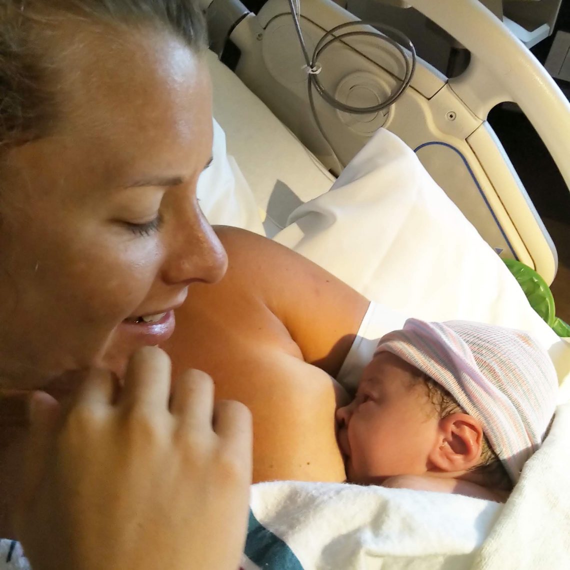 Première mise au sein de bébé