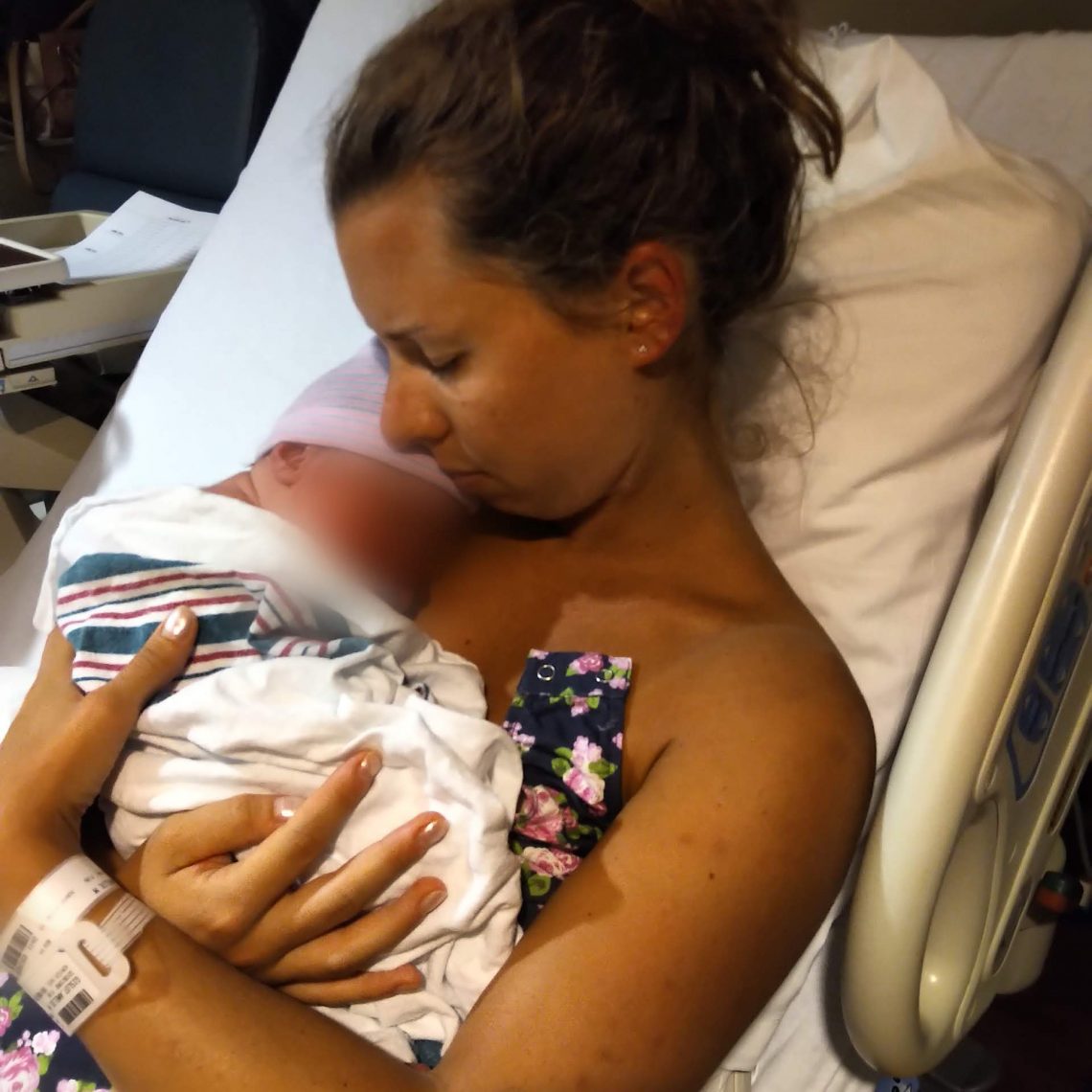 Premier câlin entre maman et bébé