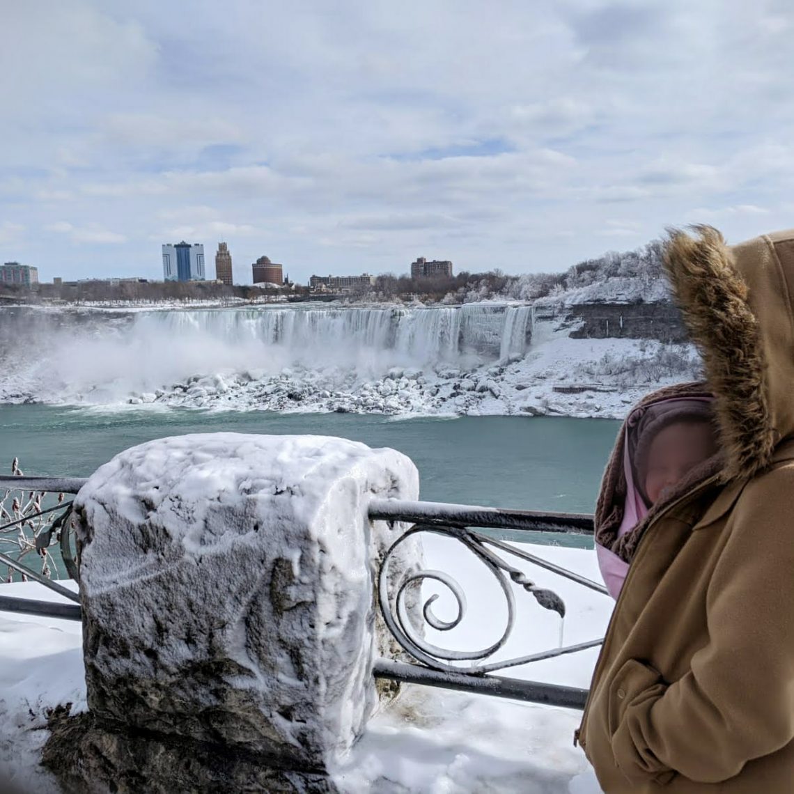 Bébé et maman devant les chutes impresionnantes