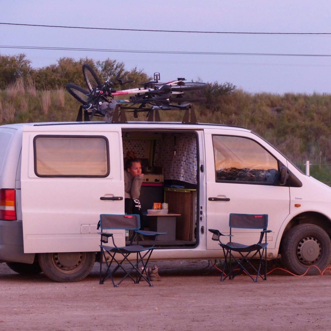 Maman admire le coucher de soleil